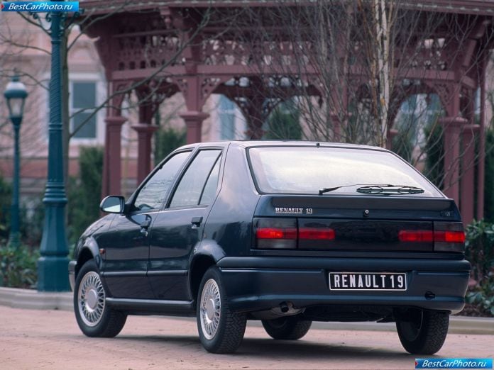 1992 Renault 19 Baccara 5-door - фотография 2 из 2