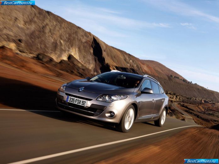 2010 Renault Megane Estate - фотография 2 из 59