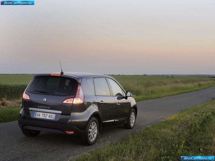 2010 Renault Scenic - фотография 17 из 57
