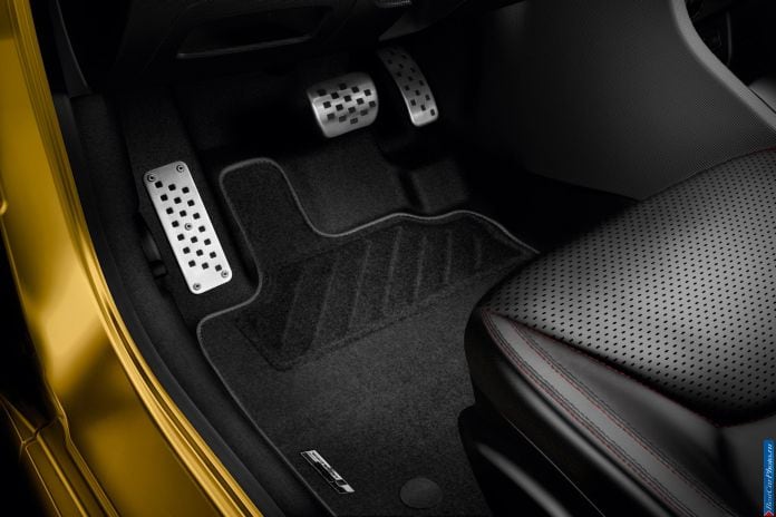 2013 Renault Clio RS 200 - фотография 29 из 49 2013 Renault Clio RS 200 - фотография 29 из 49
