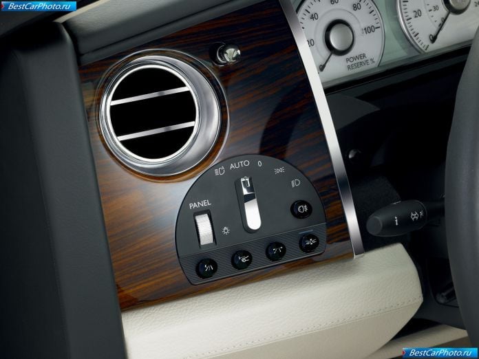 2010 Rolls-Royce Ghost - фотография 28 из 50
