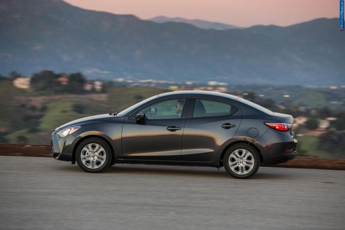 2016 Scion iA - фотография 17 из 27
