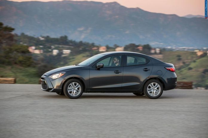 2016 Scion iA - фотография 18 из 27