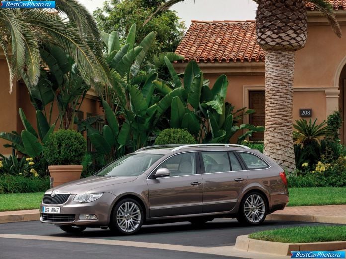 2010 Skoda Superb Combi - фотография 14 из 131