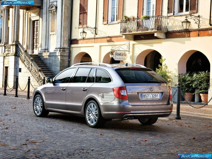 2010 Skoda Superb Combi - фотография 36 из 131
