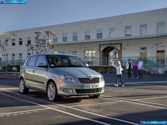 2011 Skoda Fabia - фотография 16 из 72