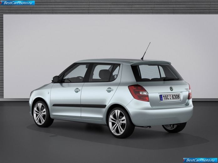 2011 Skoda Fabia - фотография 38 из 72