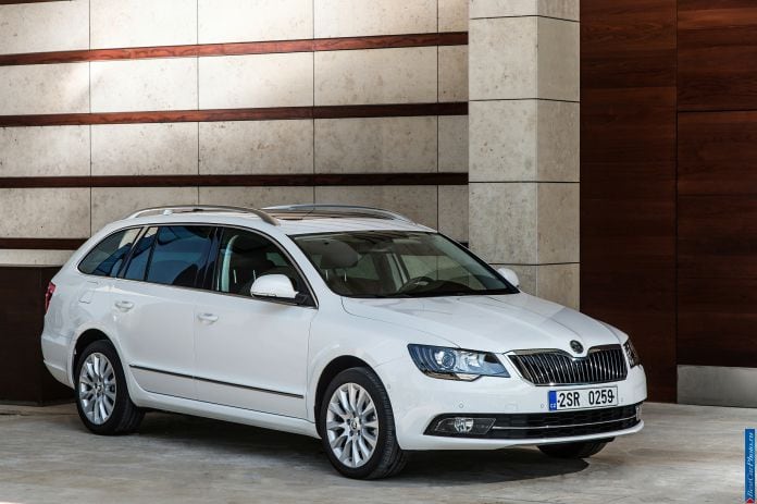 2013 Skoda Superb Combi - фотография 18 из 43