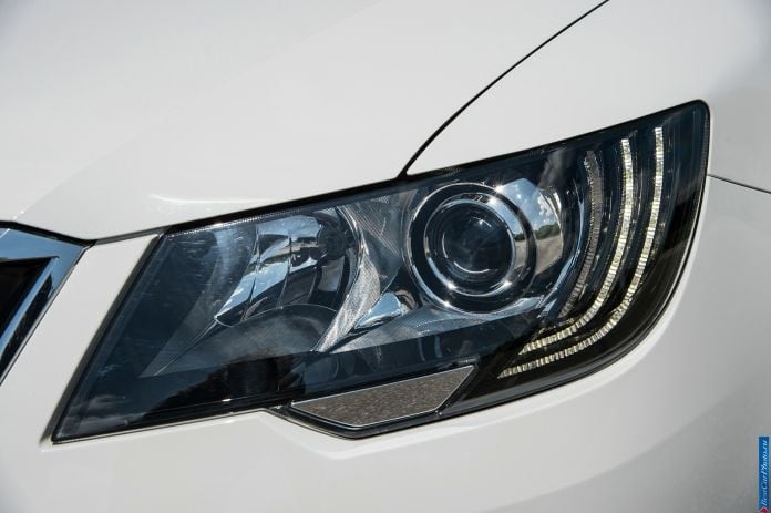 2013 Skoda Superb Combi - фотография 34 из 43 2013 Skoda Superb Combi - фотография 34 из 43