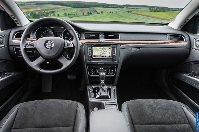 2013 Skoda Superb Combi - фотография 38 из 43