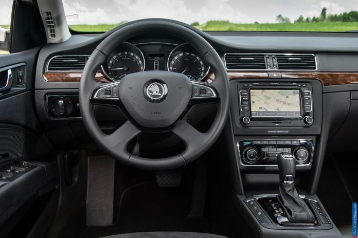 2013 Skoda Superb Combi - фотография 39 из 43