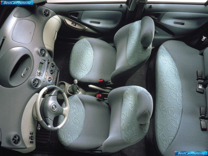 1999 Toyota Yaris - фотография 36 из 45