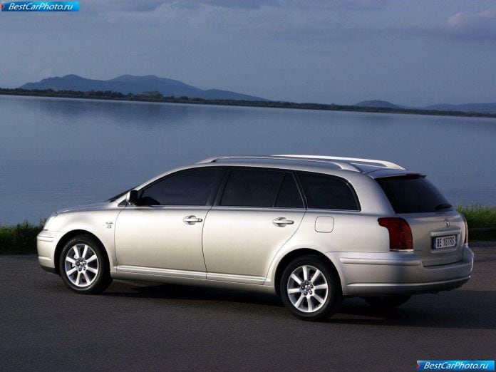 2003 Toyota Avensis Estate - фотография 12 из 15