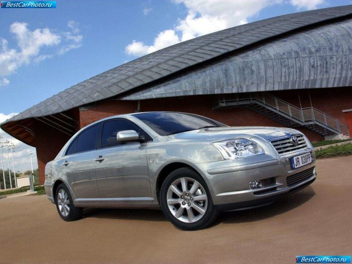 2003 Toyota Avensis Liftback - фотография 1 из 4
