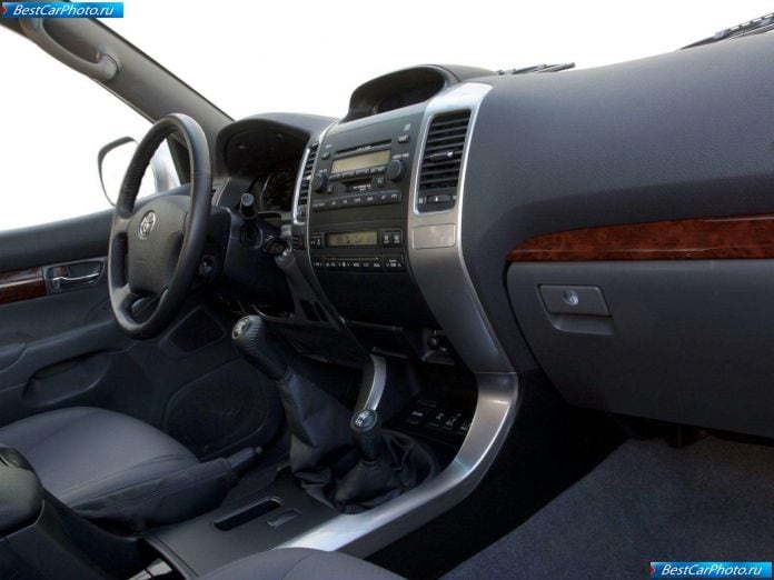 2003 Toyota Land Cruiser 5d - фотография 31 из 50