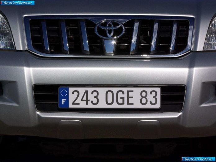 2003 Toyota Land Cruiser 5d - фотография 36 из 50