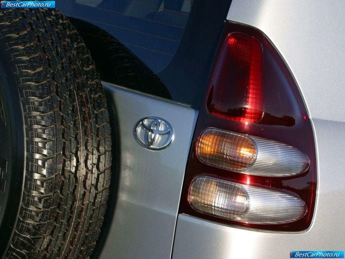 2003 Toyota Land Cruiser 5d - фотография 42 из 50