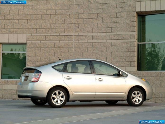 2004 Toyota Prius - фотография 16 из 50