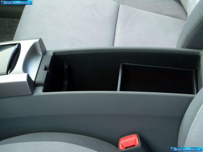 2004 Toyota Prius - фотография 39 из 50