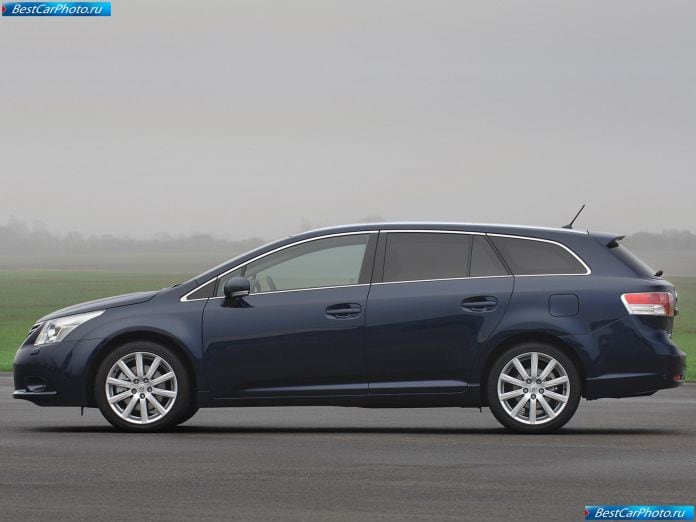 2009 Toyota Avensis Tourer - фотография 13 из 39