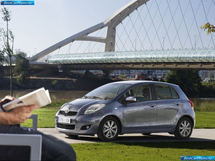 2009 Toyota Yaris - фотография 2 из 37