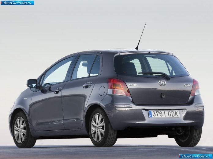 2009 Toyota Yaris - фотография 12 из 37