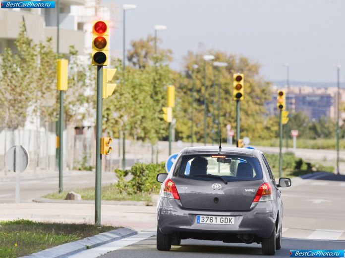 2009 Toyota Yaris - фотография 13 из 37