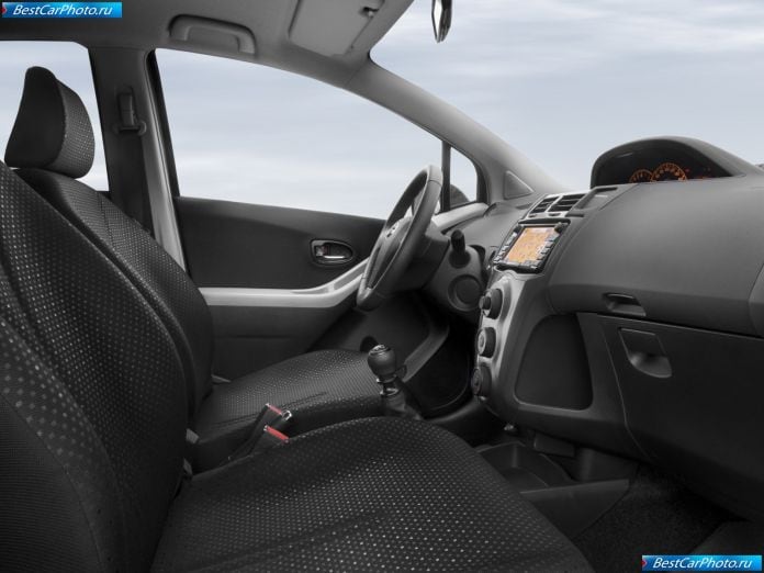 2009 Toyota Yaris - фотография 14 из 37