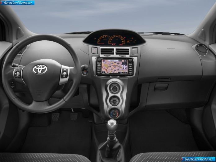 2009 Toyota Yaris - фотография 15 из 37
