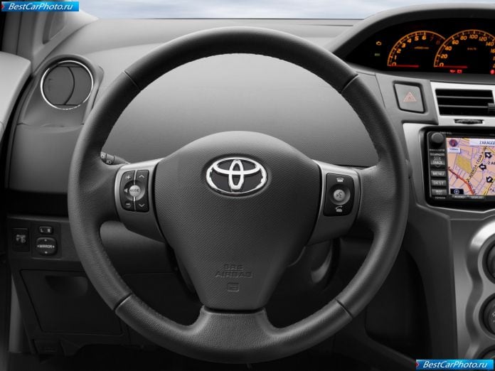 2009 Toyota Yaris - фотография 16 из 37
