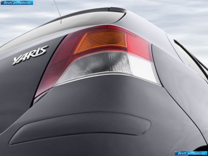 2009 Toyota Yaris - фотография 28 из 37