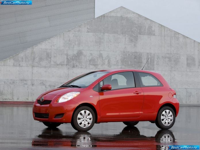 2009 Toyota Yaris 3-door - фотография 2 из 24