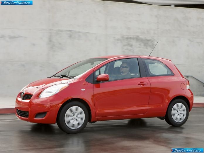 2009 Toyota Yaris 3-door - фотография 4 из 24