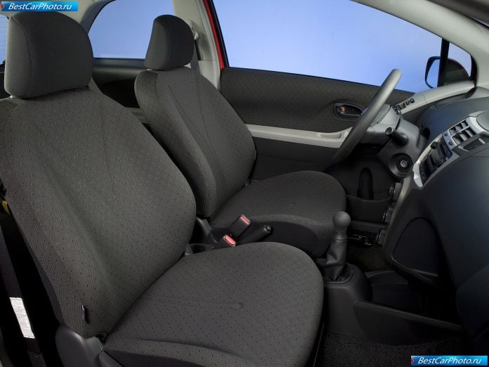 2009 Toyota Yaris 3-door - фотография 8 из 24