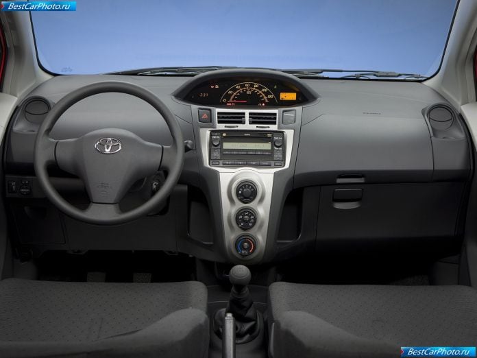 2009 Toyota Yaris 3-door - фотография 9 из 24