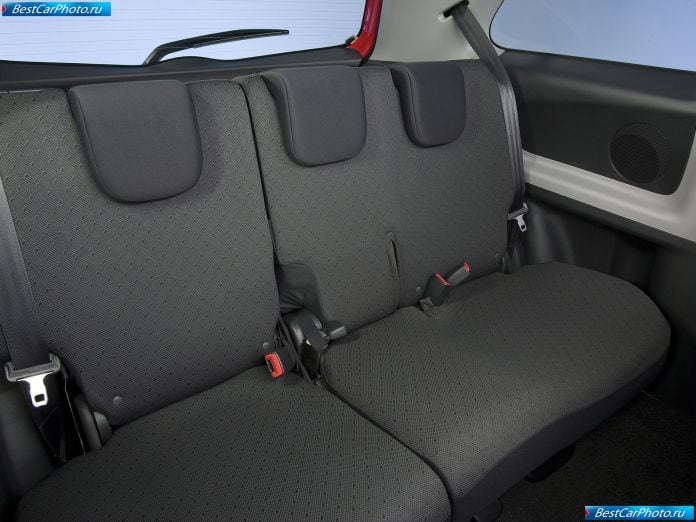 2009 Toyota Yaris 3-door - фотография 11 из 24