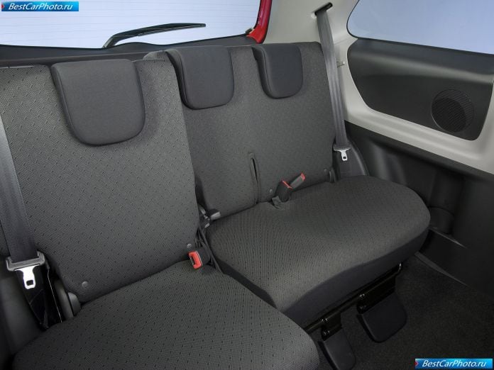 2009 Toyota Yaris 3-door - фотография 12 из 24