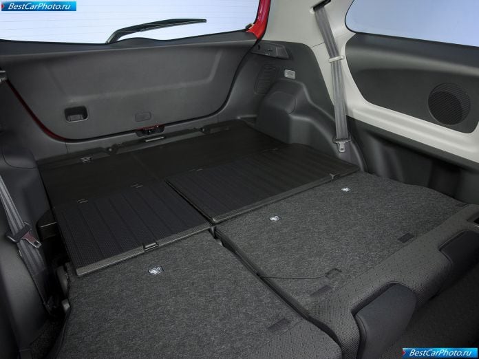 2009 Toyota Yaris 3-door - фотография 14 из 24