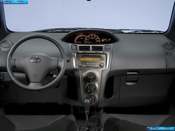 2009 Toyota Yaris 5-door - фотография 6 из 21