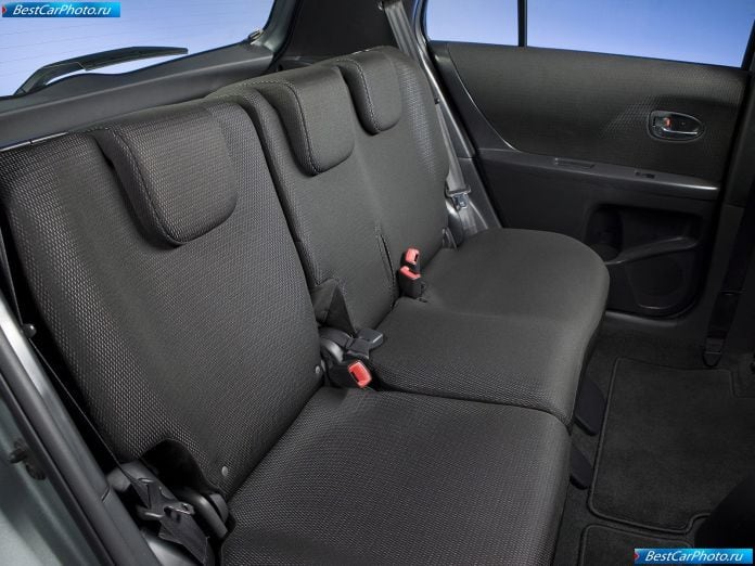 2009 Toyota Yaris 5-door - фотография 7 из 21