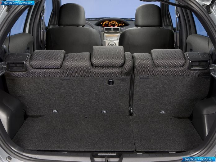 2009 Toyota Yaris 5-door - фотография 9 из 21