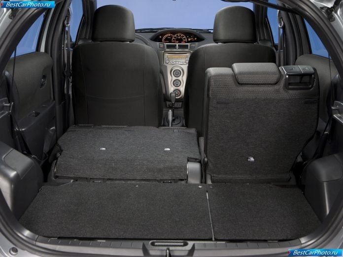 2009 Toyota Yaris 5-door - фотография 10 из 21