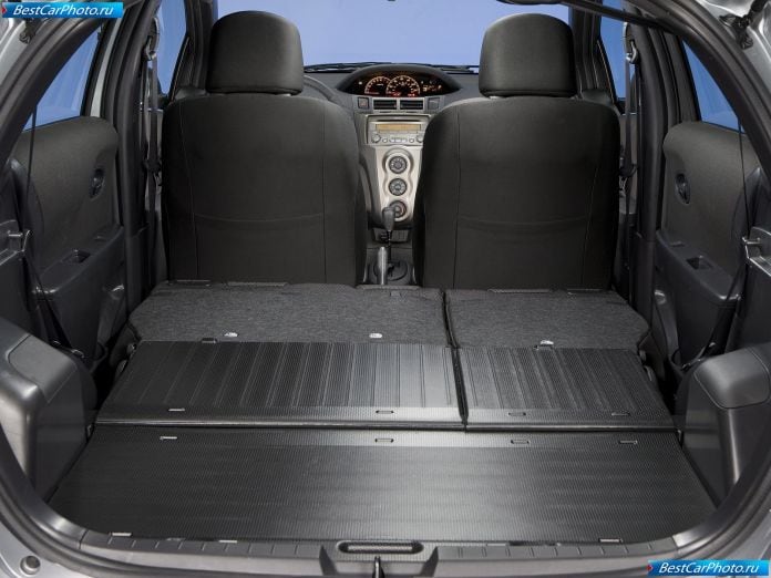 2009 Toyota Yaris 5-door - фотография 11 из 21