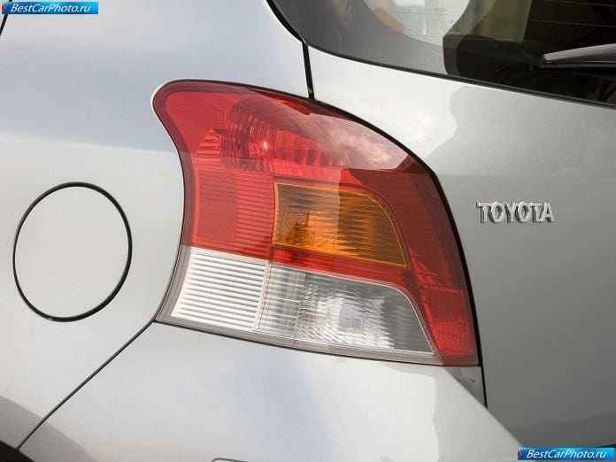 2009 Toyota Yaris 5-door - фотография 13 из 21