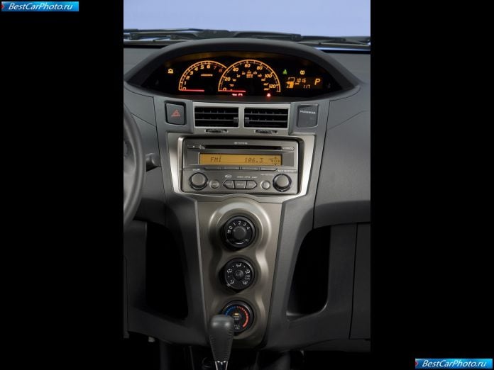 2009 Toyota Yaris 5-door - фотография 20 из 21