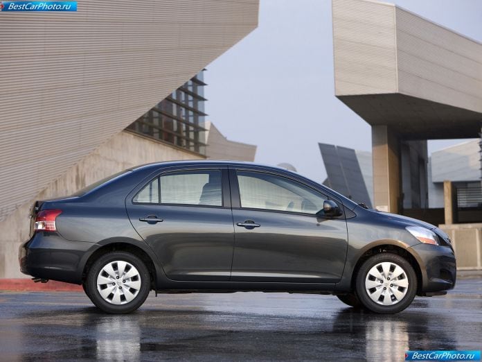 2009 Toyota Yaris Sedan - фотография 4 из 11
