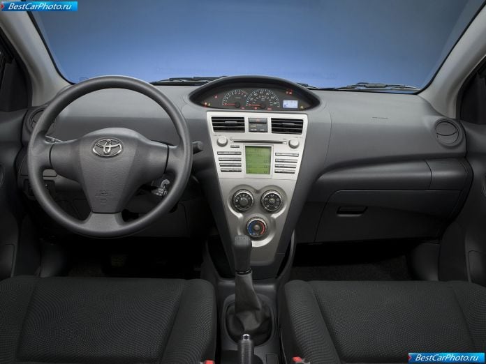 2009 Toyota Yaris Sedan - фотография 8 из 11