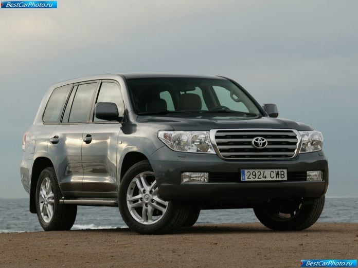 2010 Toyota Land Cruiser V8 - фотография 1 из 58