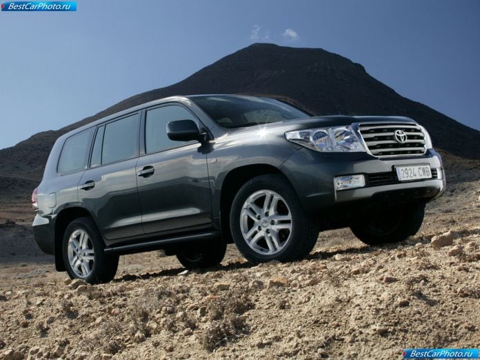 2010 Toyota Land Cruiser V8 - фотография 3 из 58