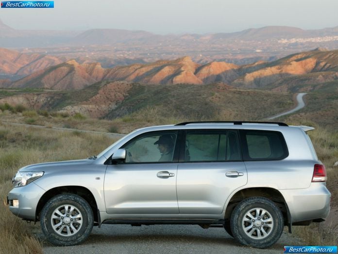2010 Toyota Land Cruiser V8 - фотография 9 из 58